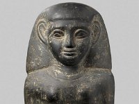 Aeg S 56  Aeg S 56, Spätzeit, Weibliche Statuette, Granit, H 16,0 cm, B 11,7 cm, T 8,0 cm : Bestandskatalog Ägypten, Museumsfoto: Claus Cordes